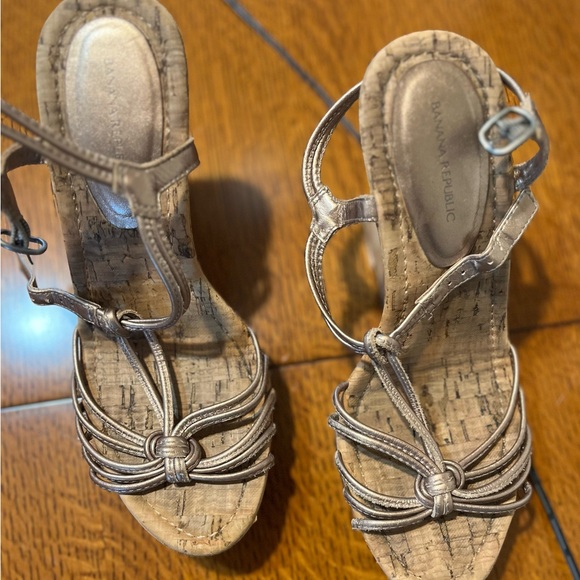 🍌Banana Republic thick, cork-like heals!🍌 - Picture 6 of 12